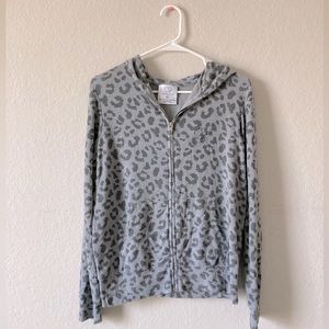 IVORY ELLA: Gray animal print top